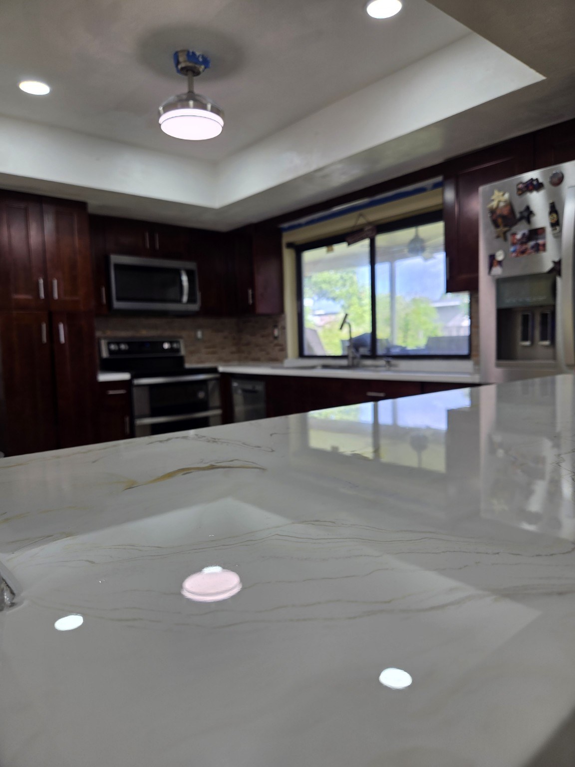White epoxy countertop with gold and gray veining