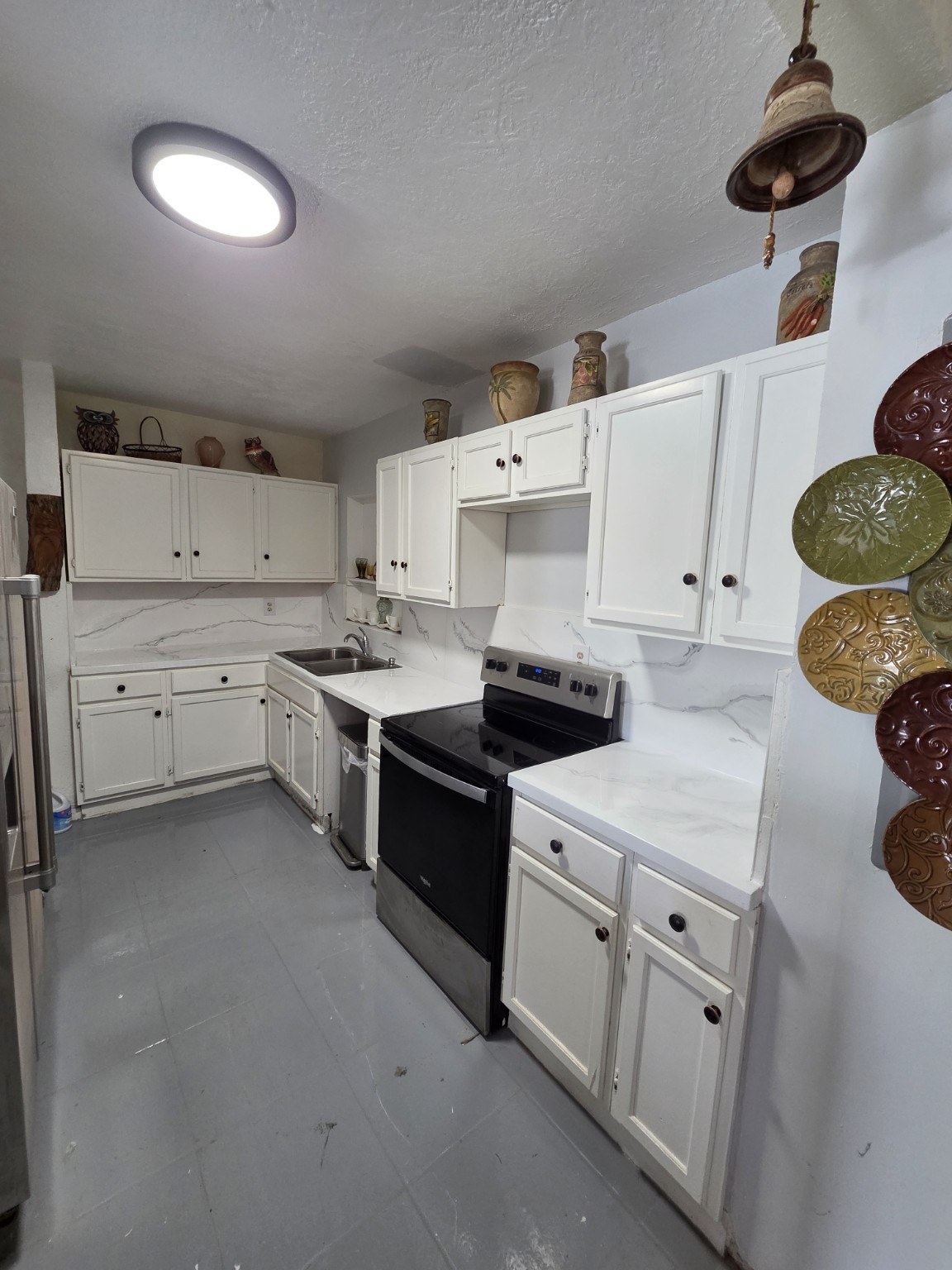 Finished white epoxy countertop detail