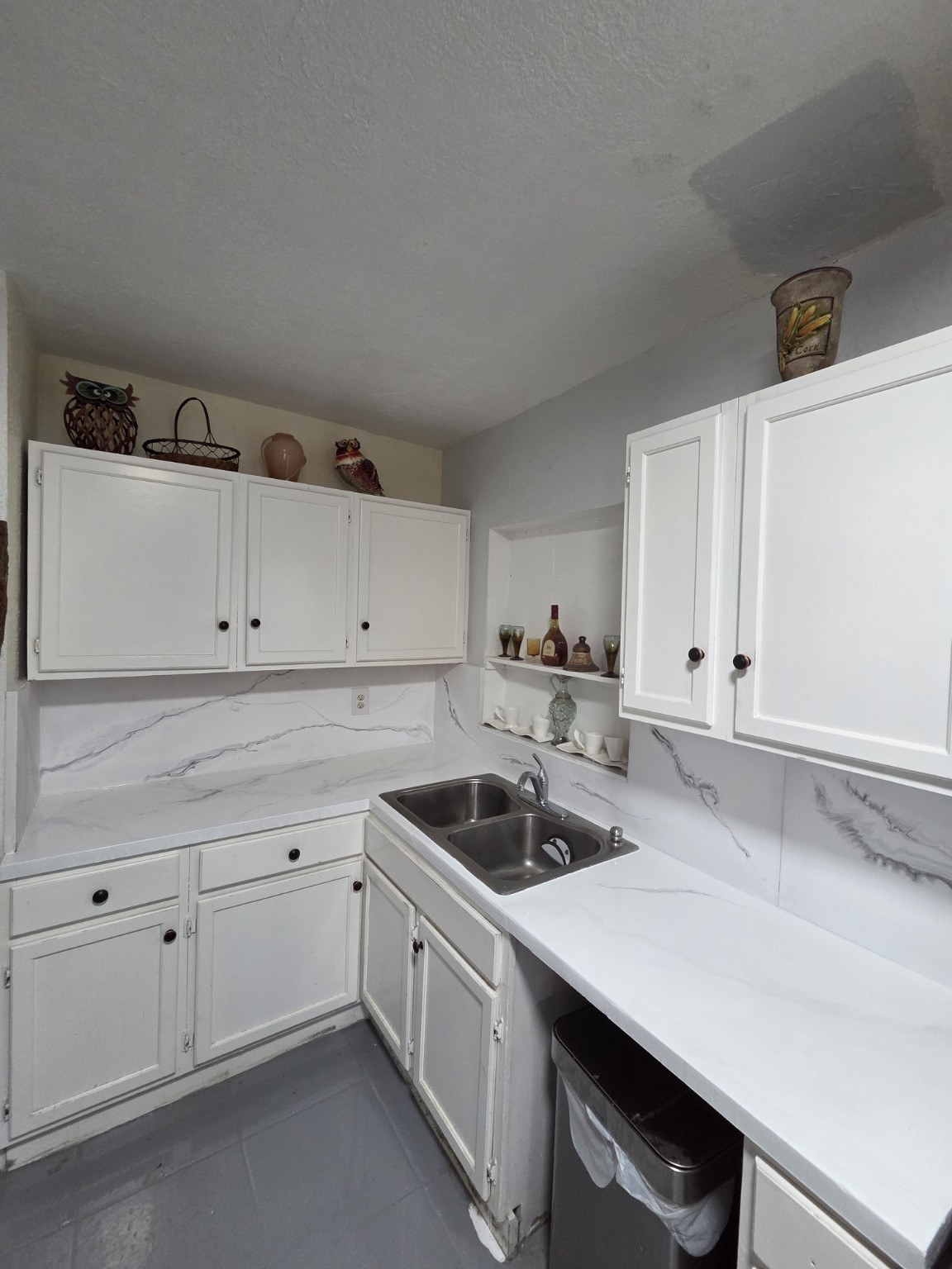 White kitchen and epoxy backsplash project